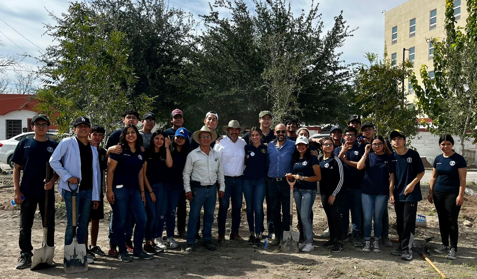 Siembran 30 encinos en la colonia Jardines