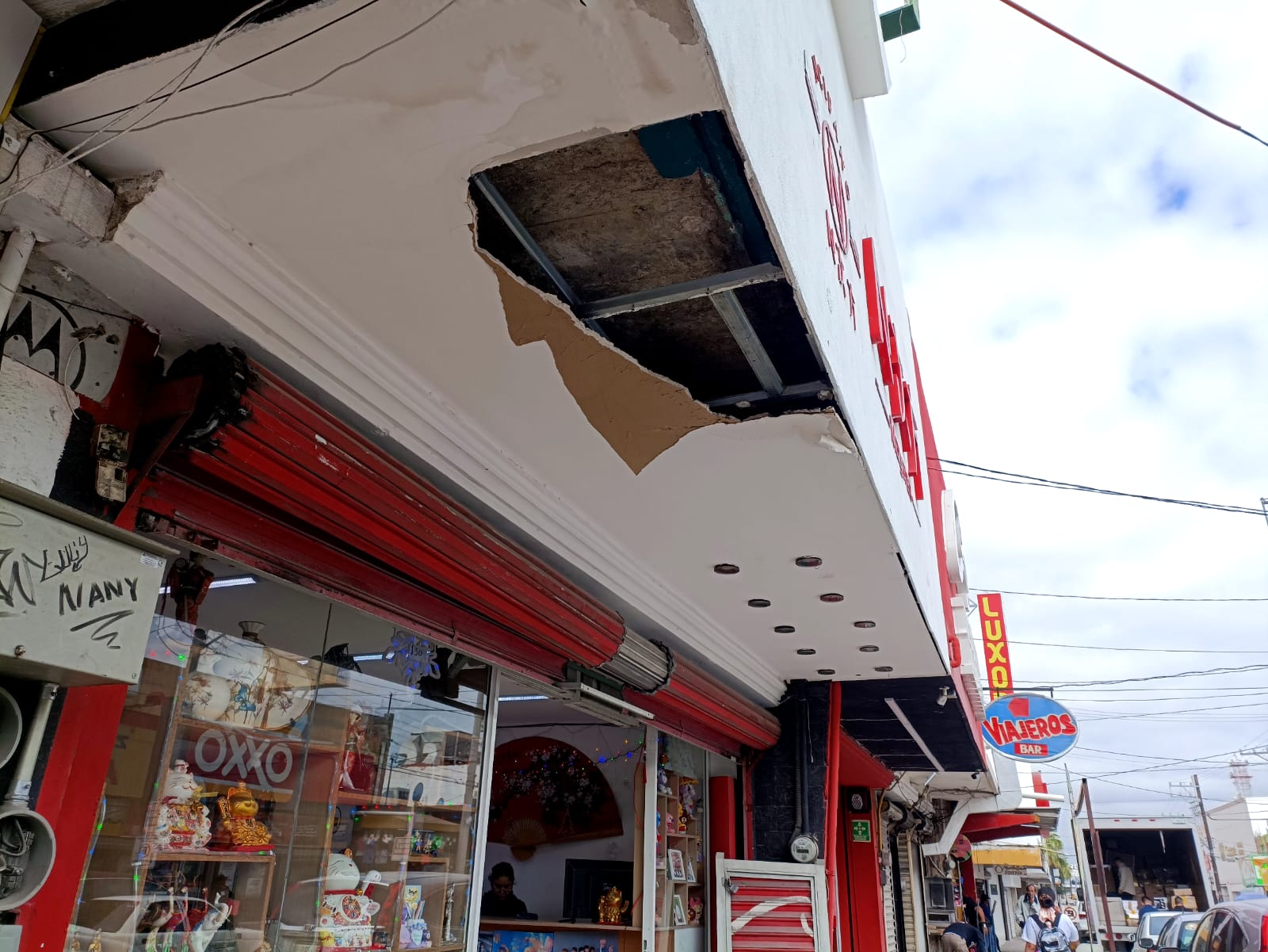 Comprometen seguridad de paseantes del centro