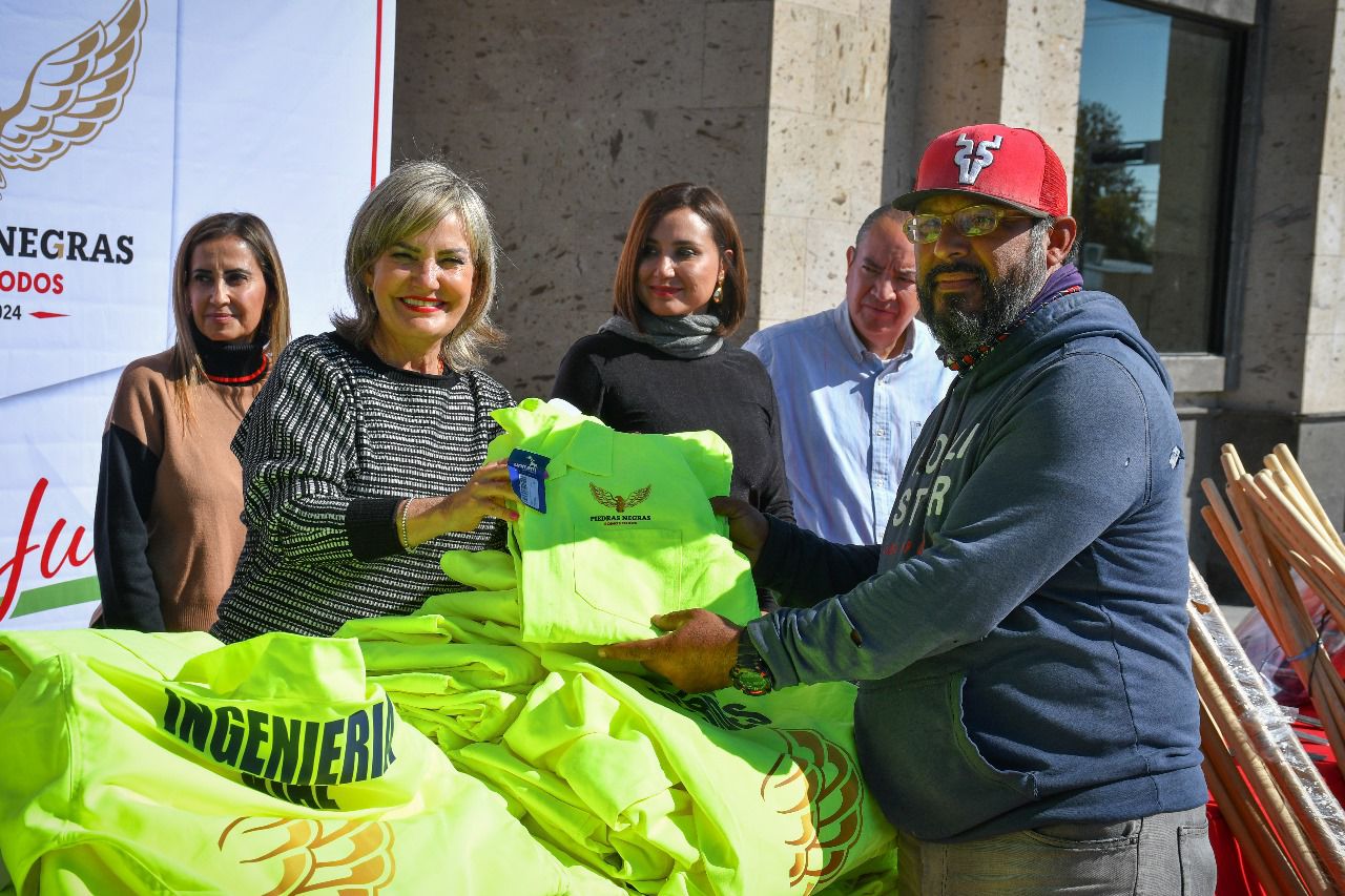 Uniforma alcaldesa a 140 trabajadores
