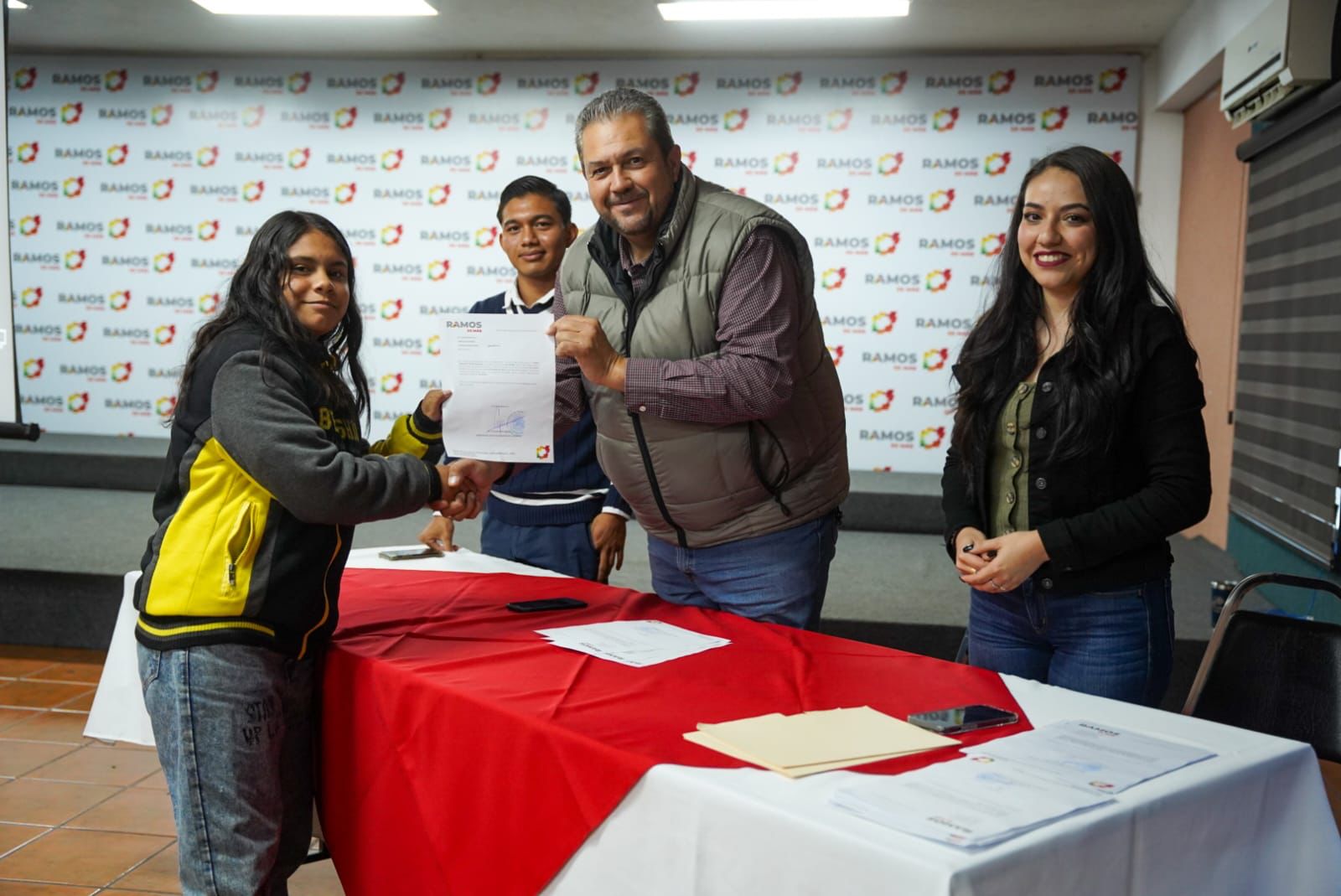 Apoyan a estudiantes con Servicio Social