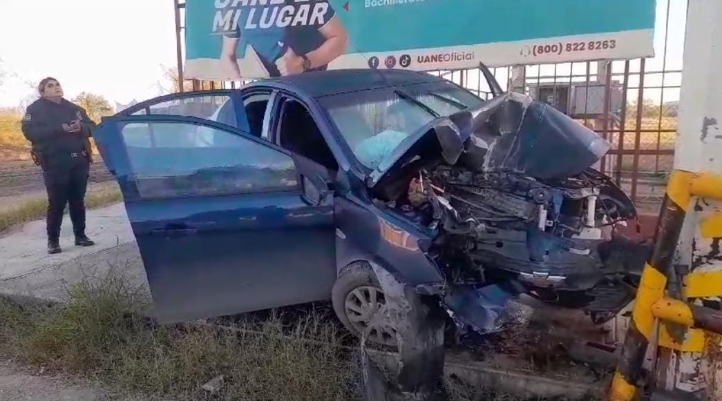 Amanece profe en parranda deshace su auto en choque