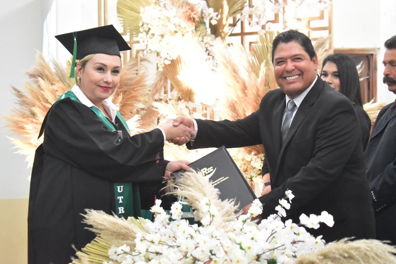 Apadrina Beto Villarreal a estudiantes de UTRCC