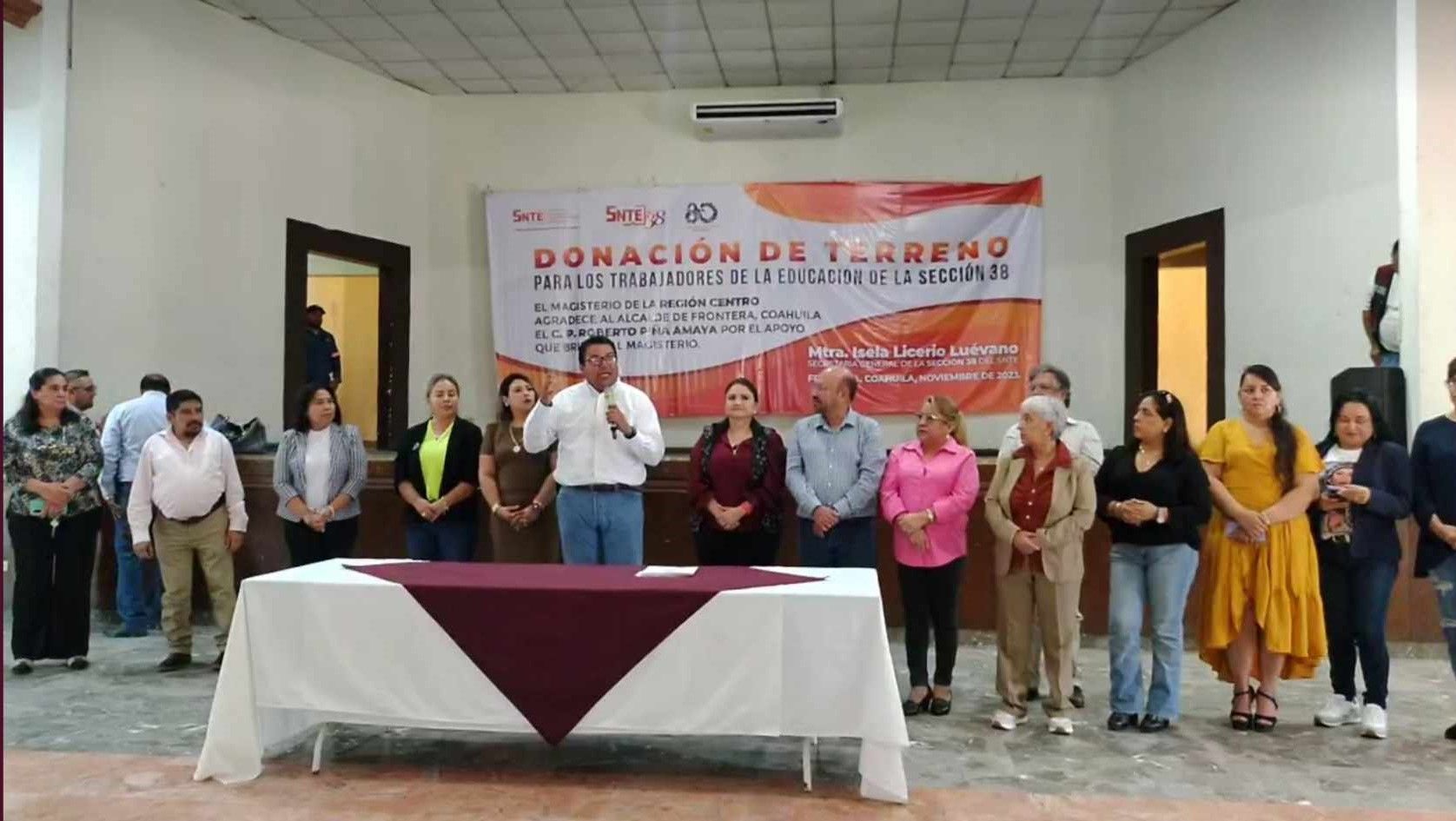 …Y Piña hace “donación” a dirigente magisterial