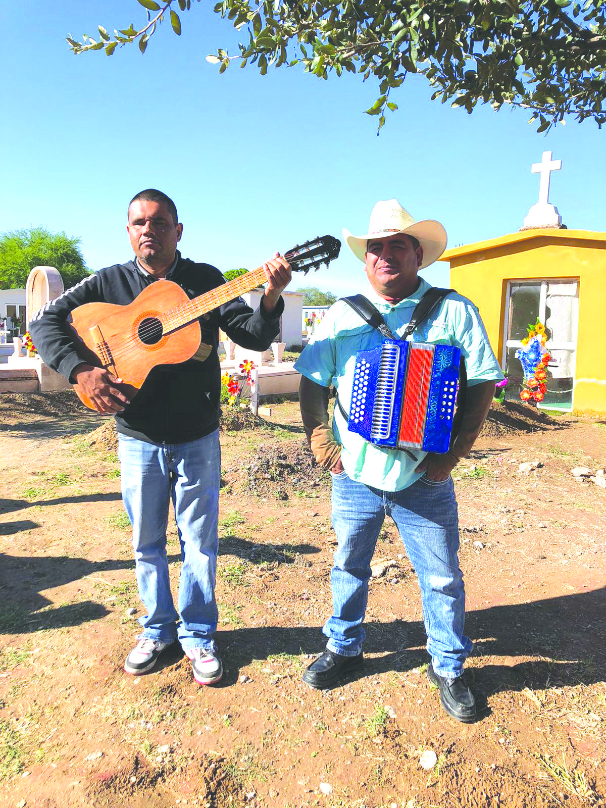 Llevan invidentes música a panteón