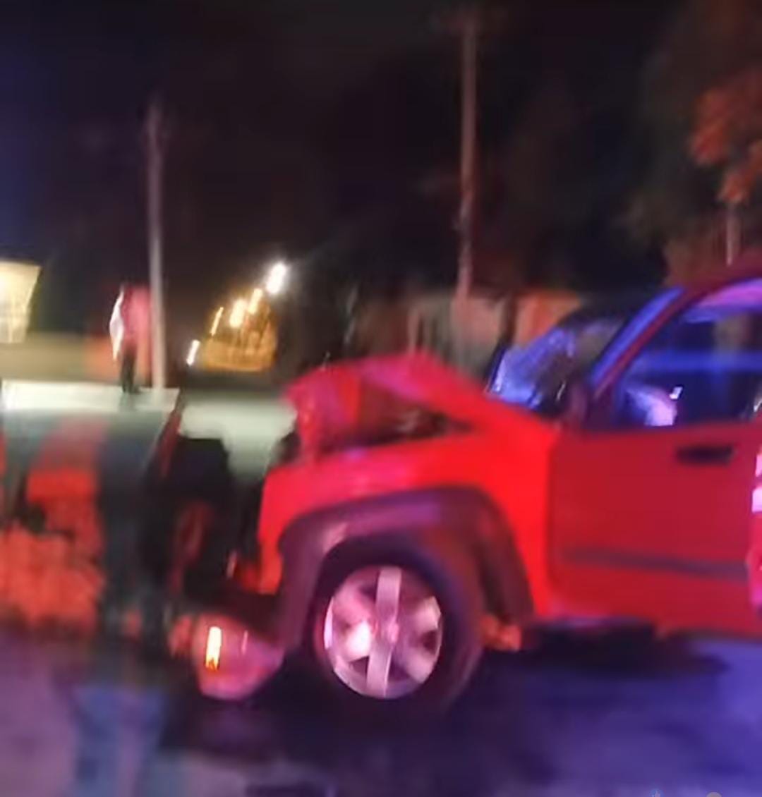 Intentaba arrollar a sujeto y termina estrellado en portón