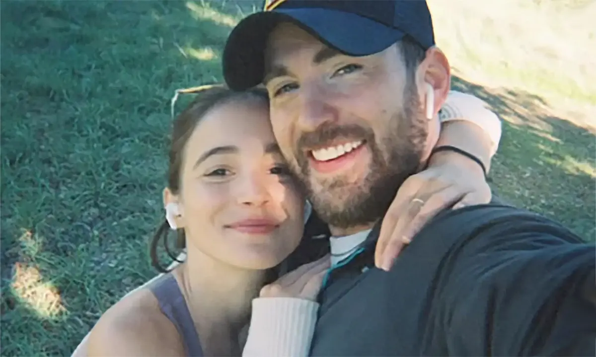 Alba Baptista, mujer de Chris Evans, presume de anillo por primera vez