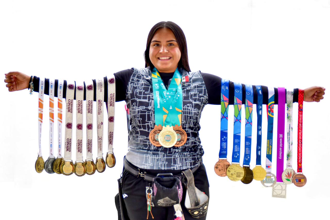 “Tira” Dafne a ganar; màs de 100 medallas. A sus 21 años, es campeona mundial en Tiro con Arco 