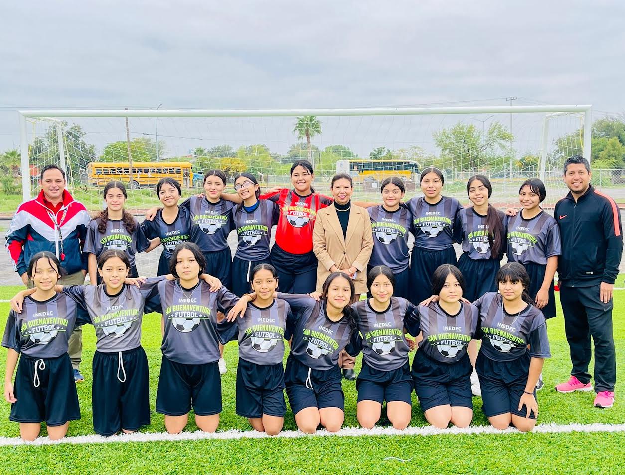 Estrena uniformes equipo de fútbol