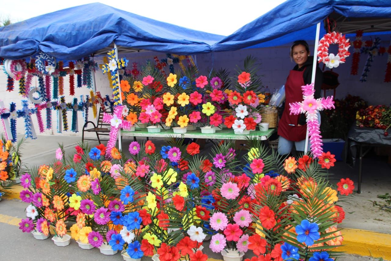 Siguen tradición en elaboración de flor
