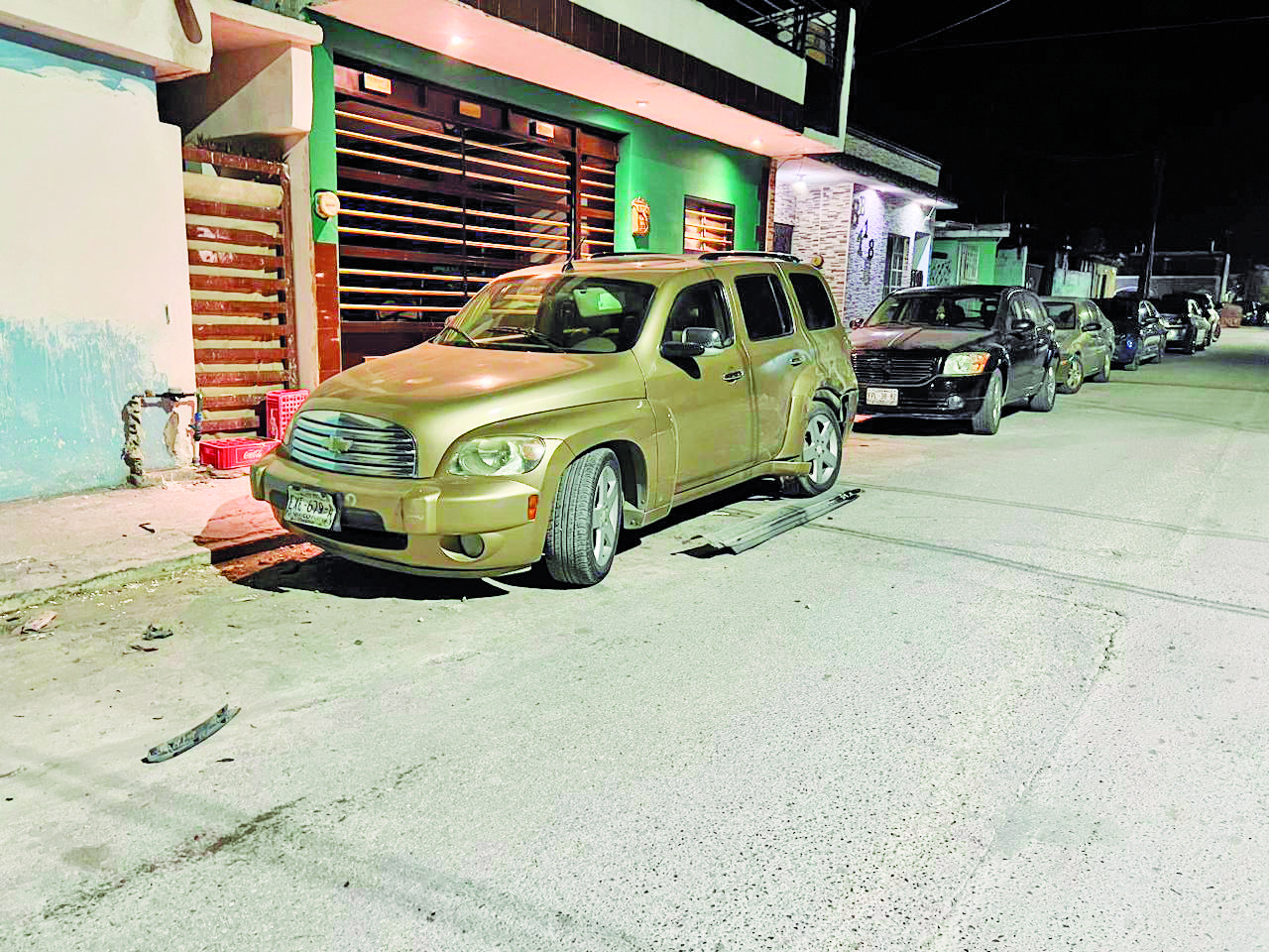 Impacta cafre tres autos estacionados y una casa