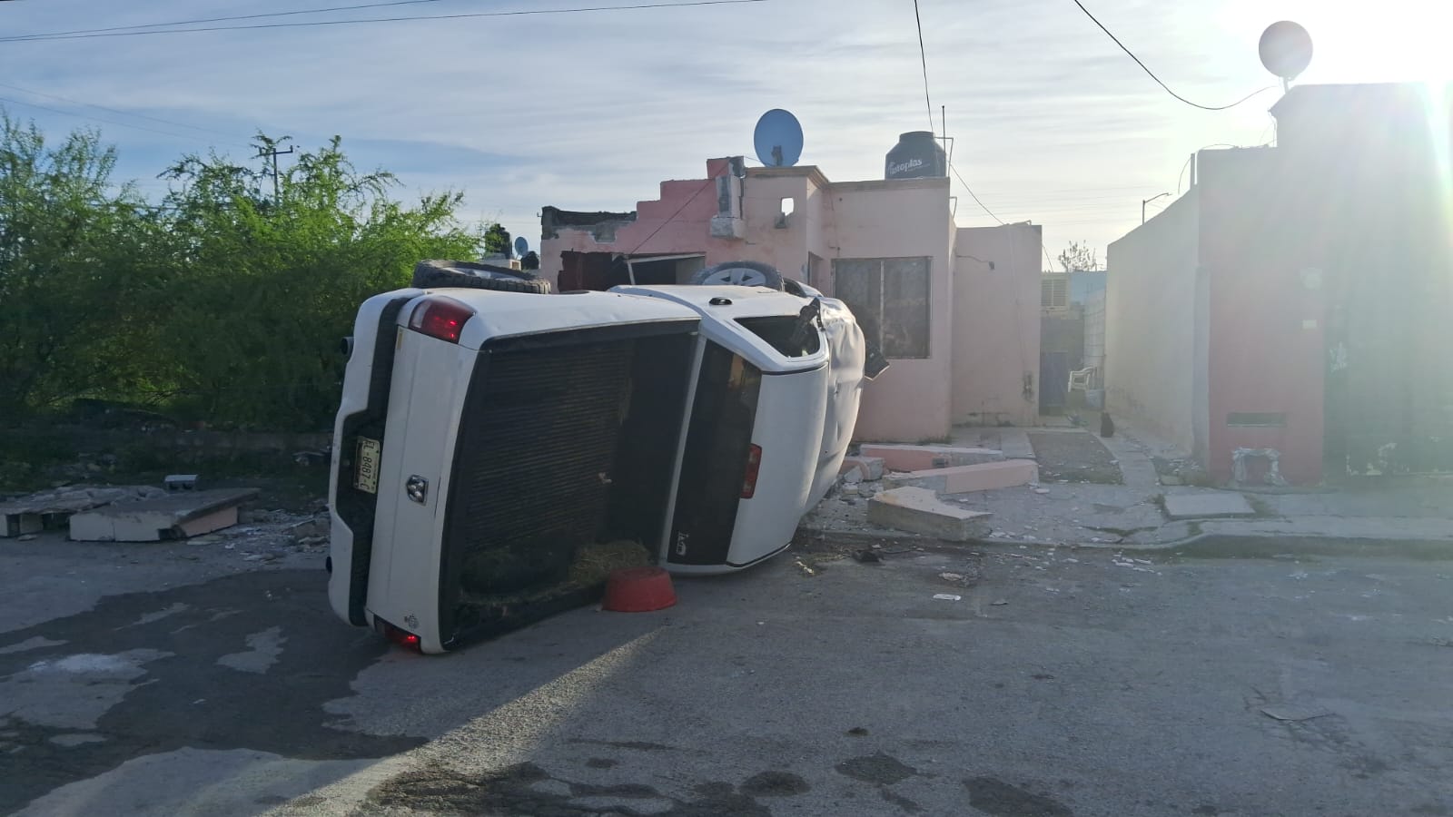 Vuelca conductor e impacta vivienda