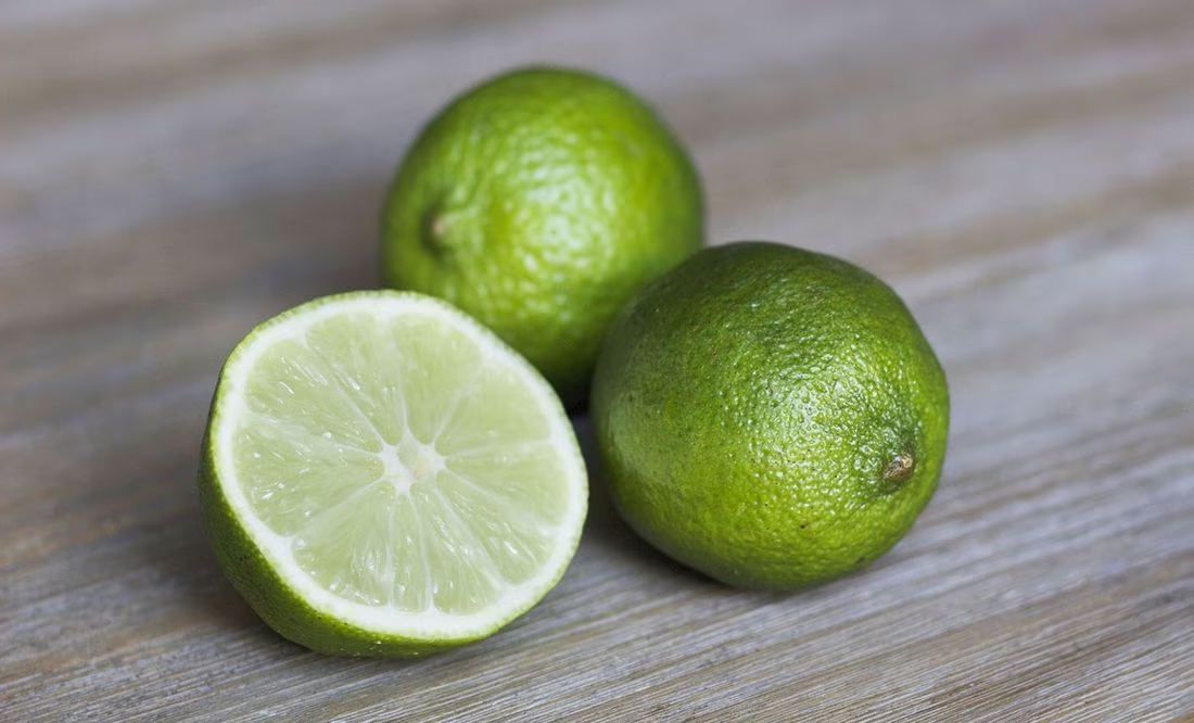 ¿Cuáles son los beneficios de tomar agua con limón por las noches?