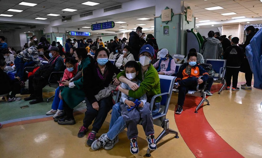 China responde a la OMS: no se detectaron patógenos «inusuales o nuevos» ligados a repunte de enfermedades respiratorias