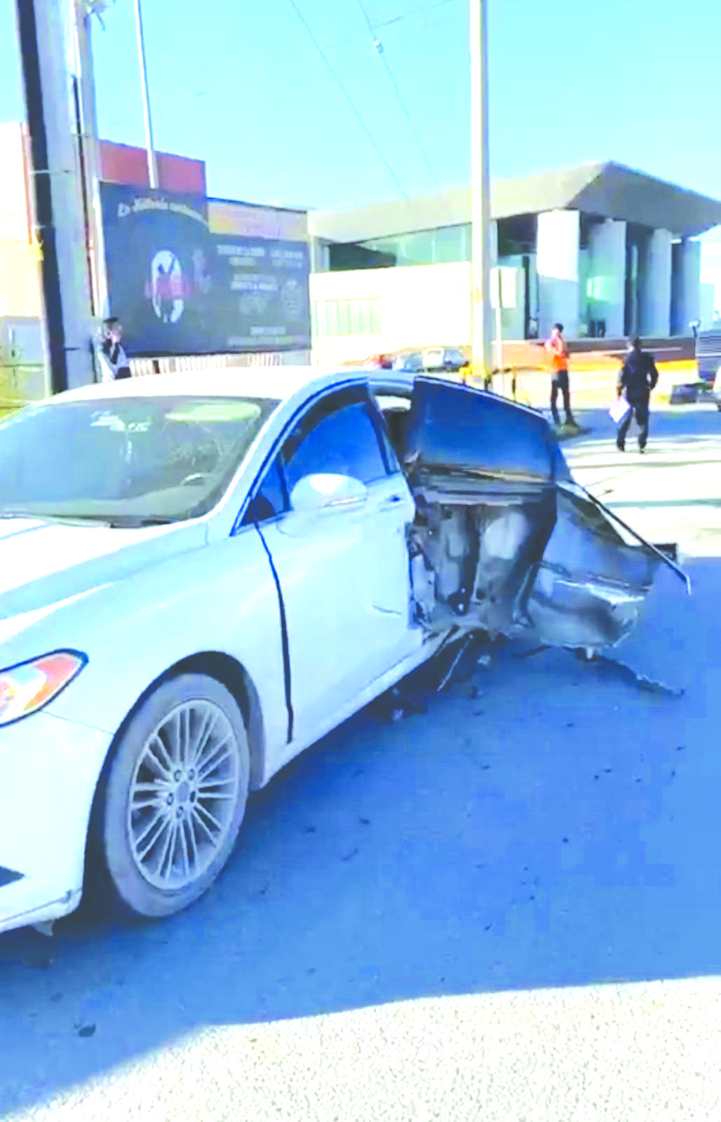 Aparatoso accidente de trailer y compacto