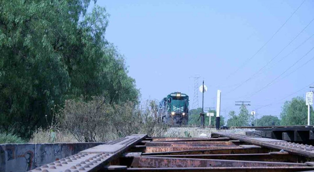 Muere electrocutado iba a bordo del tren