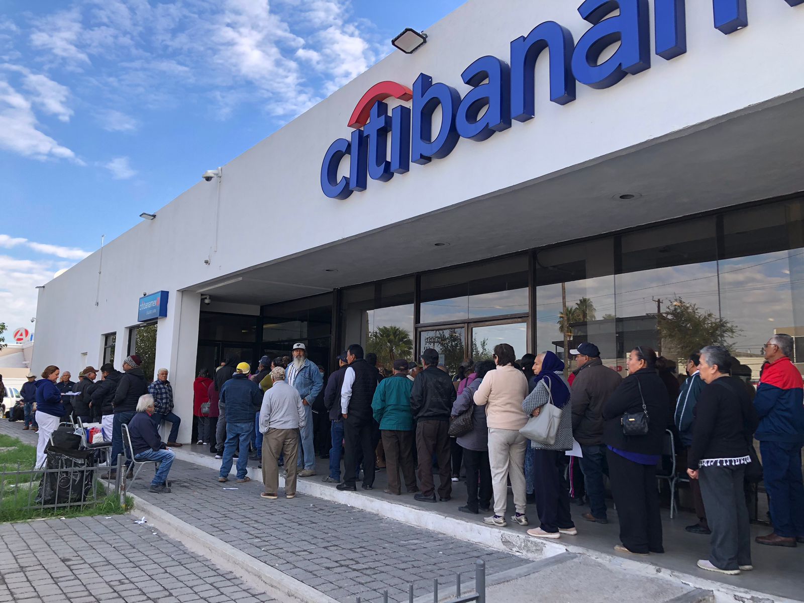Destinarán pensionados aguinaldo a sus deudas