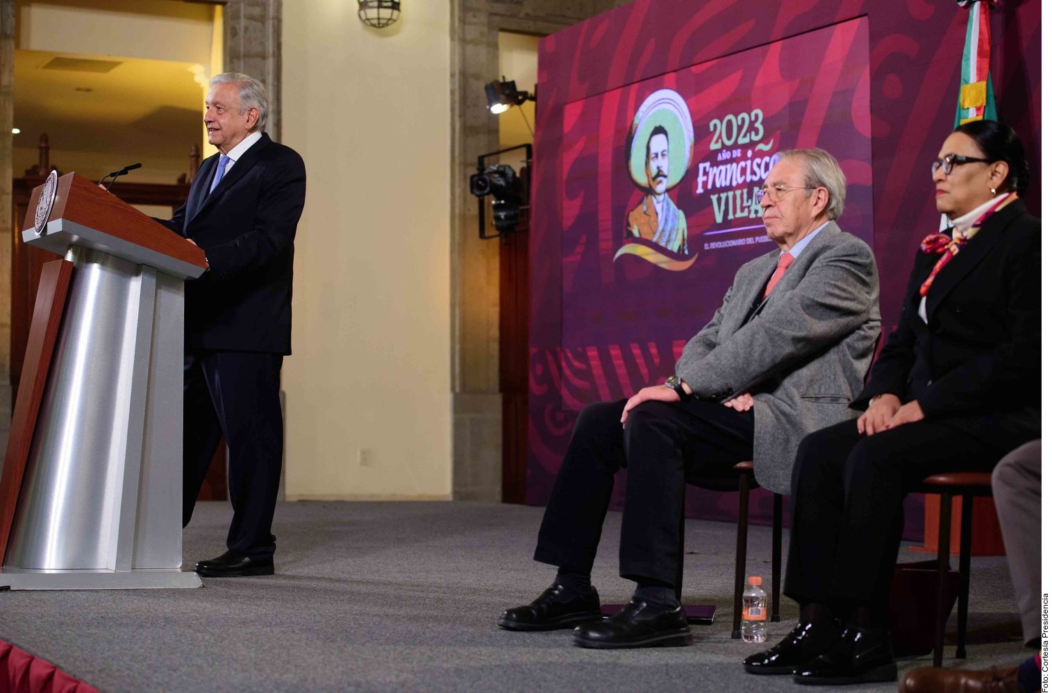 Tira AMLO ‘línea’ a candidatos… en EU