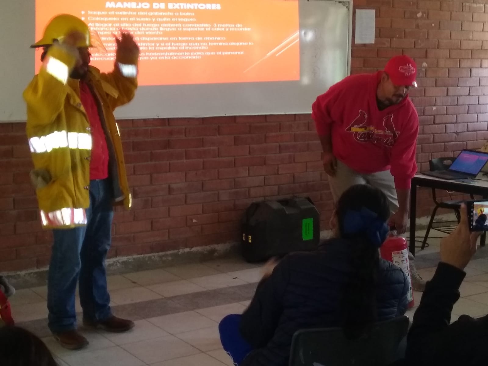 Educan Bomberos a jóvenes en prevención de incendios