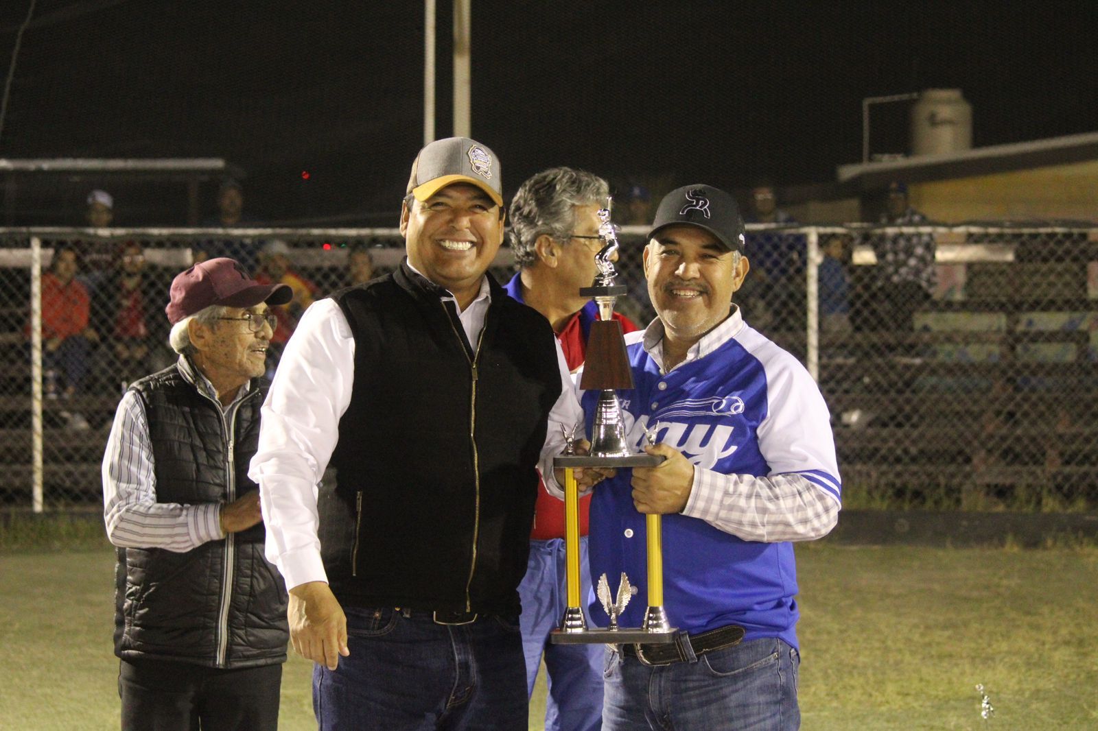 Acude Beto Villareal a cierre de liga de softbol