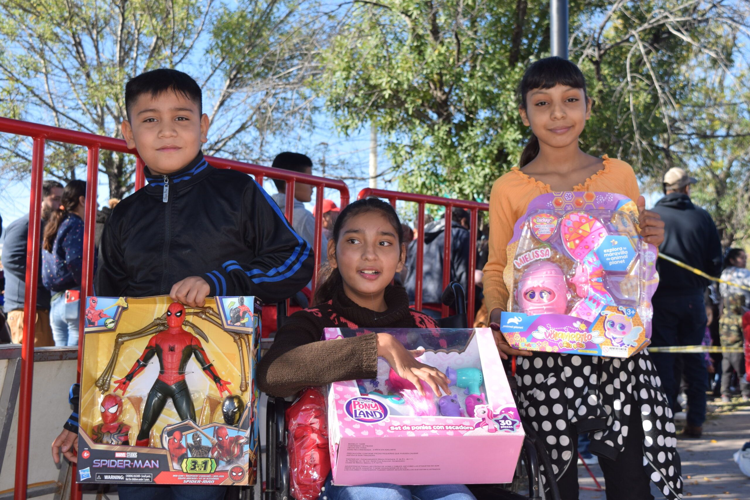 Regala inversionista 3 mil juguetes a hijos de obreros