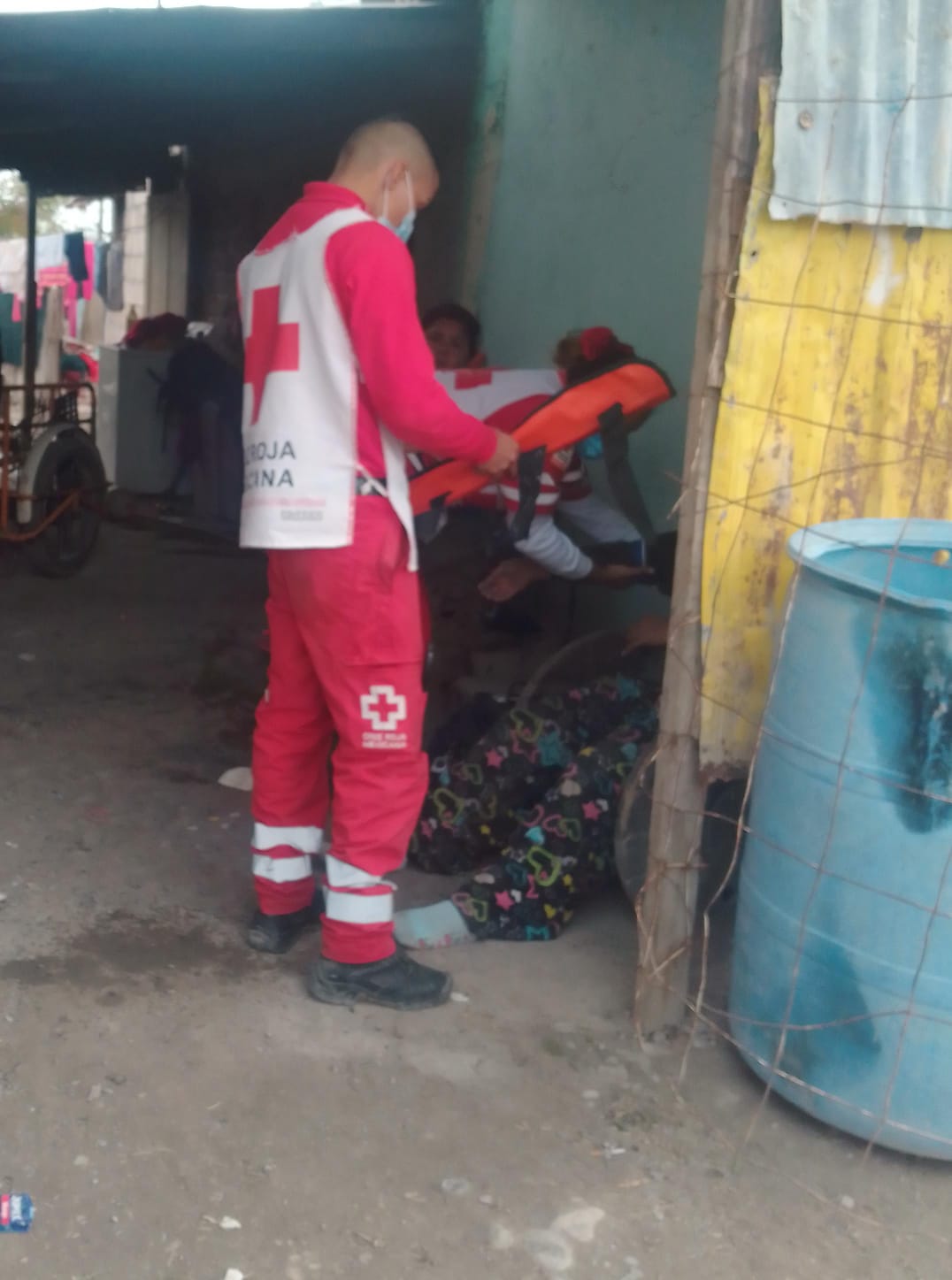 Se lesiona mujer con escombros de chimenea