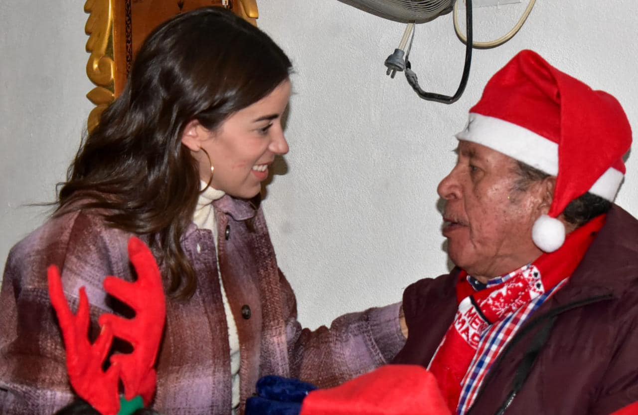 Convive Paola Rodríguez con abuelitos de Saltillo