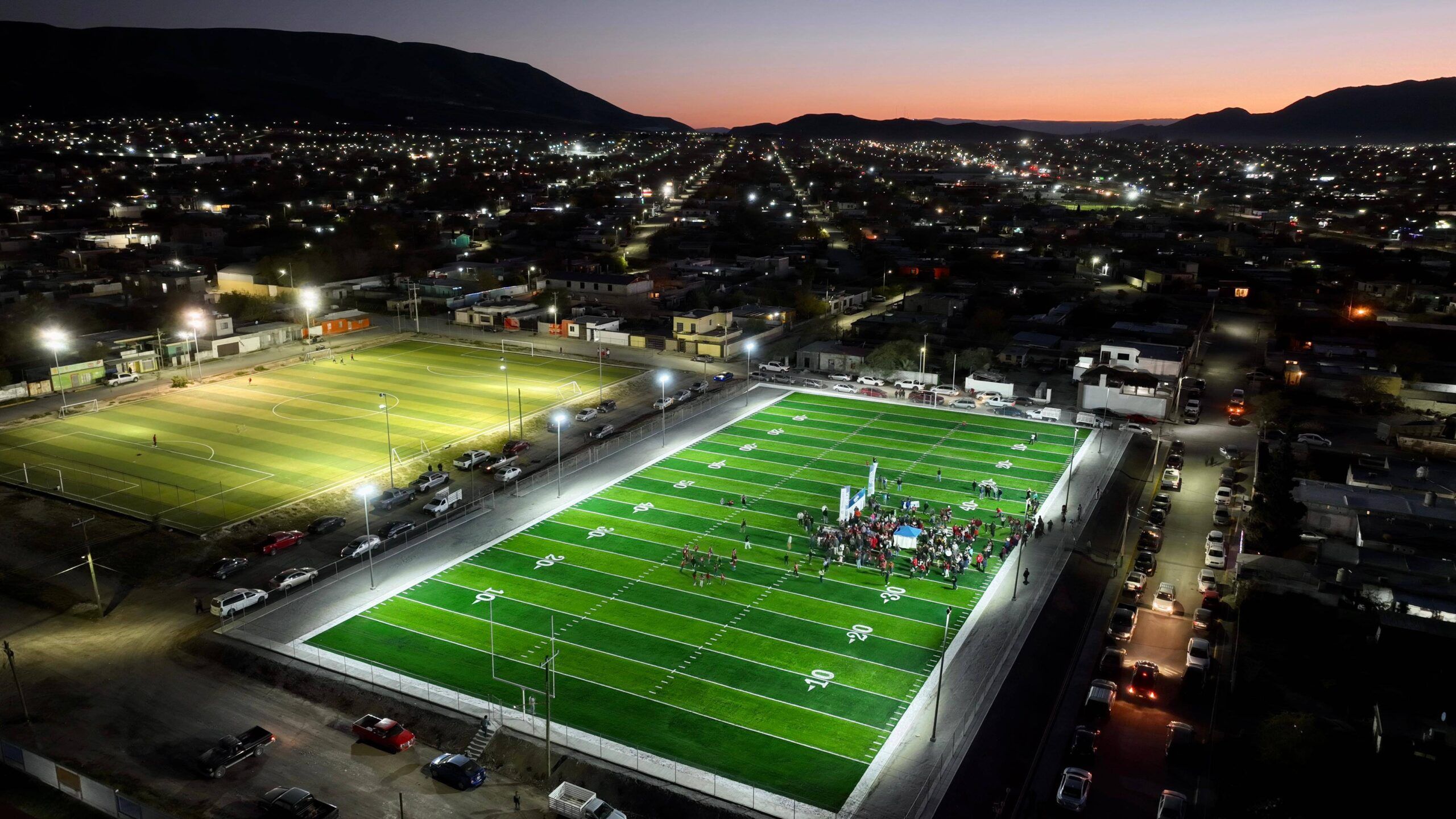 Inaugura Dávila campo de futbol en sector Veteranos