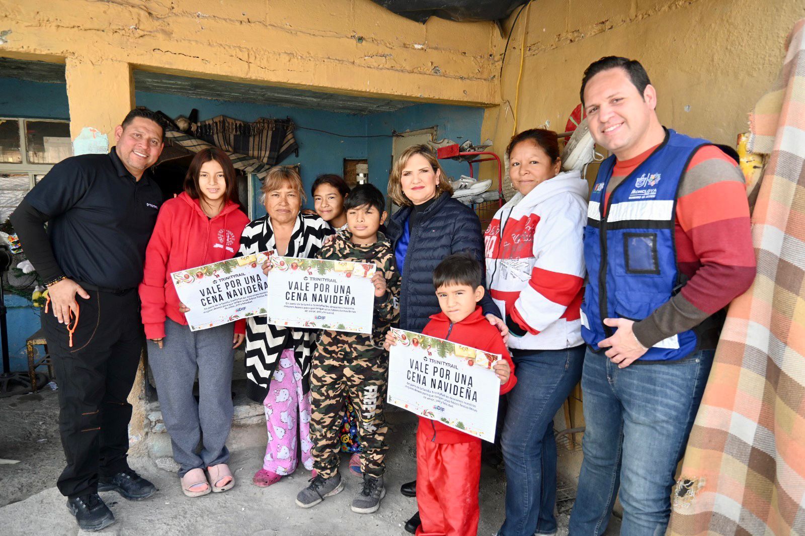 Entrega Presidenta DIF vales de cenas navideñas