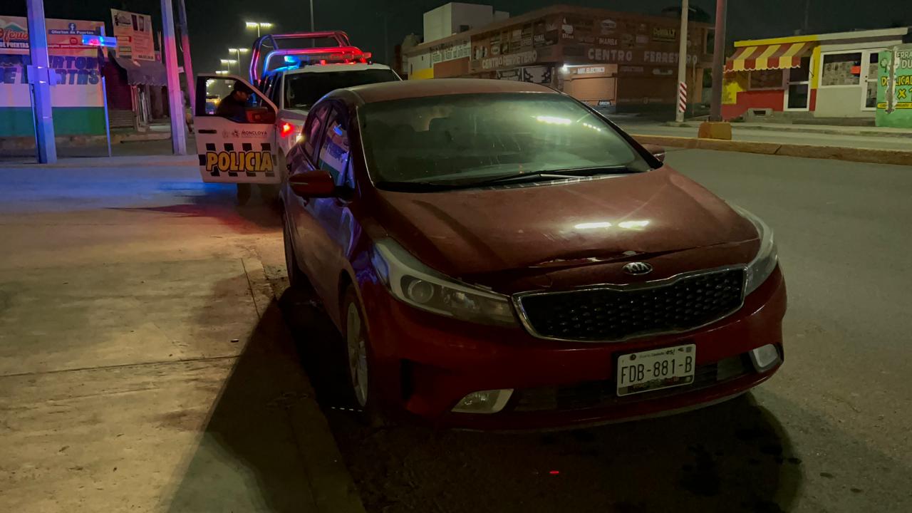 Deja en su huida auto y mujer abandonados