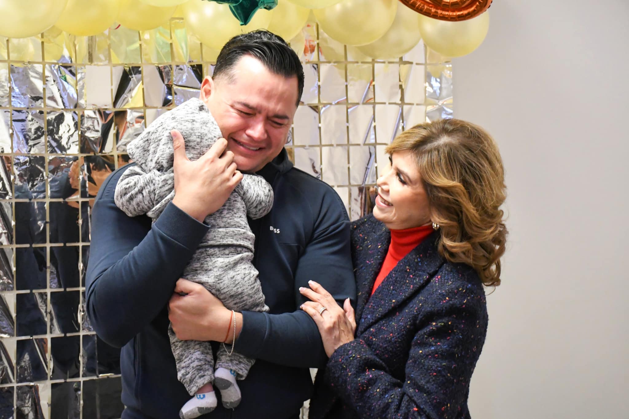 Hombre se convierte en el primer papá soltero en adoptar un bebé en México