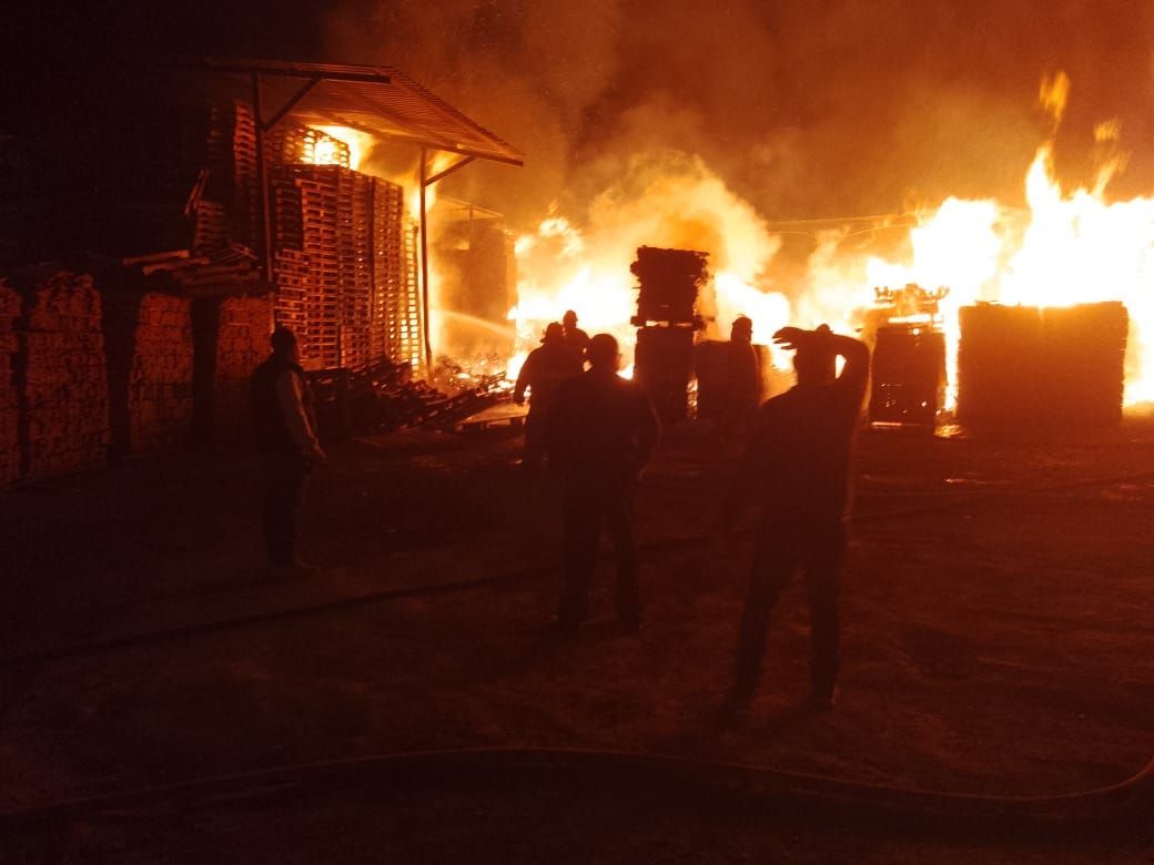 Combaten bomberos incendio durante más de 16 horas seguidas