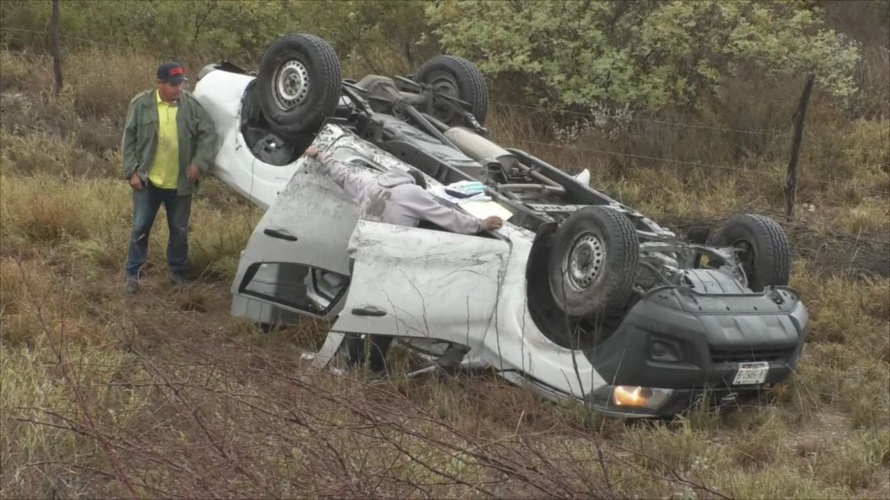 Dos lesionados en aparatosa volcadura