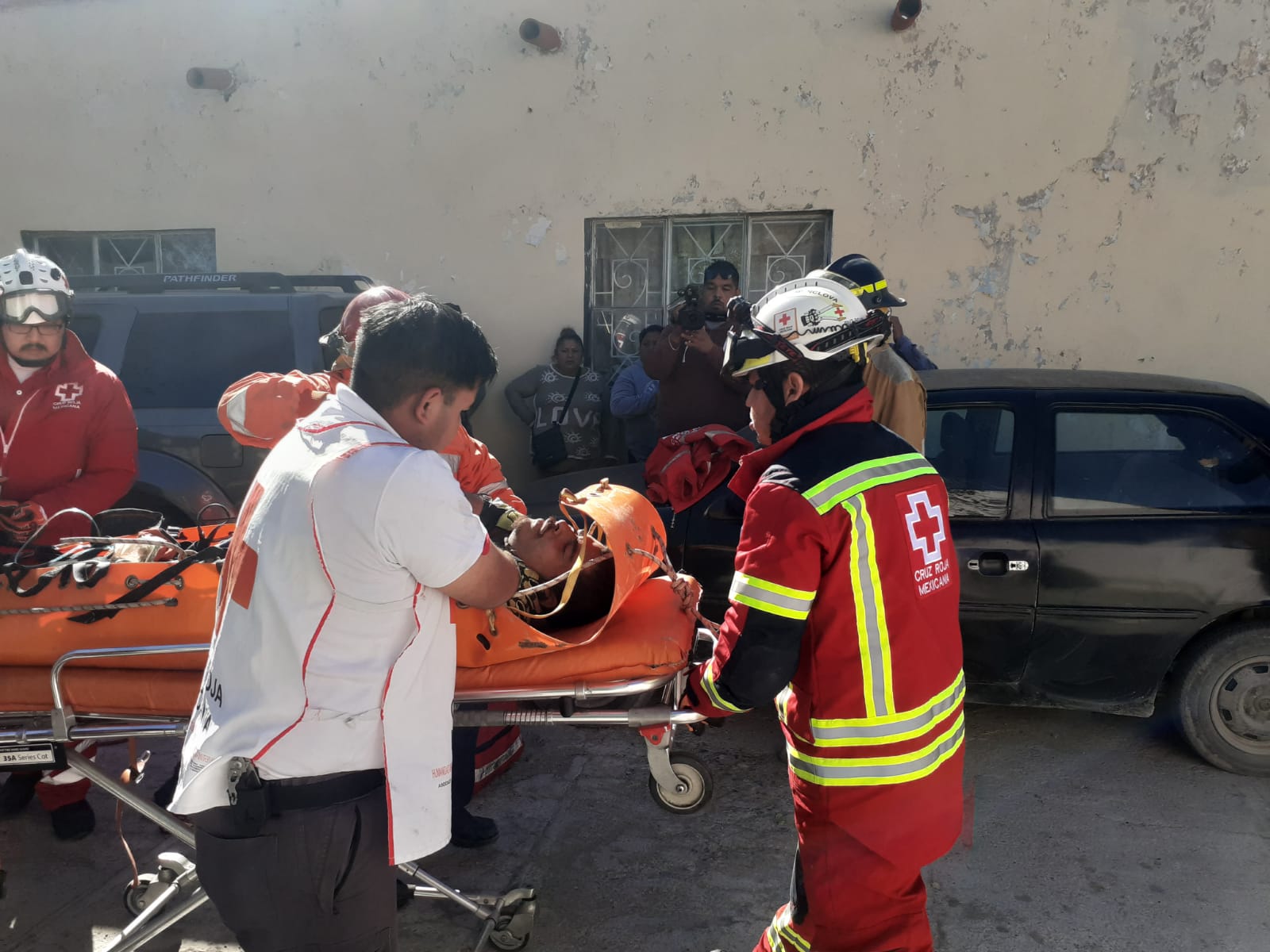 Rescatan a hombre de una noria de 15 metros
