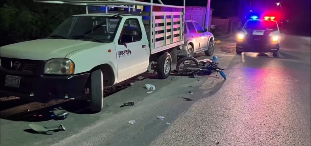 Impactan camioneta dos jóvenes en moto