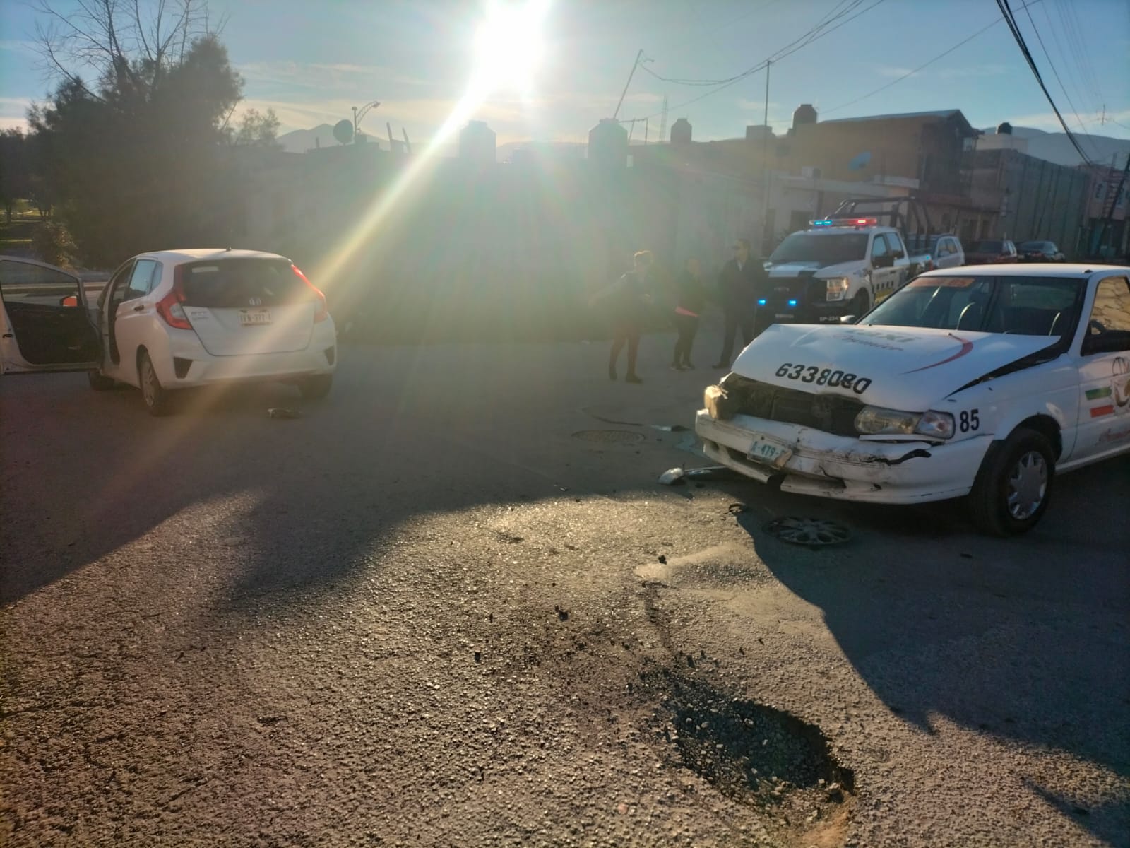 Provoca un accidente vial descuidado taxista