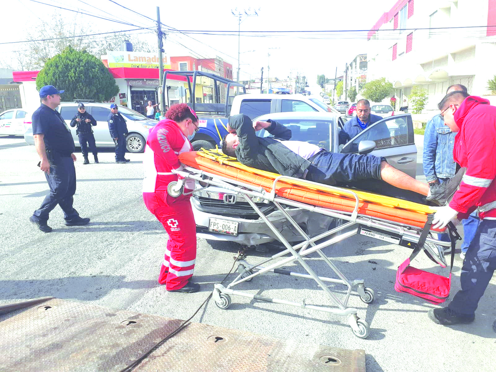Provoca choque un cafre taxista