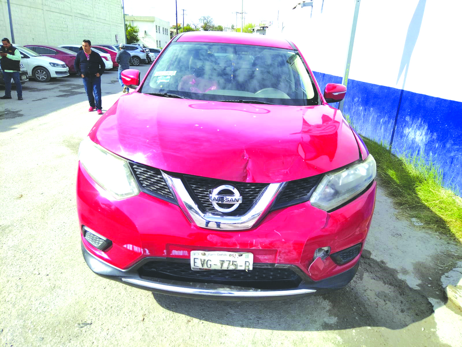 No guarda distancia e impacta automóvil