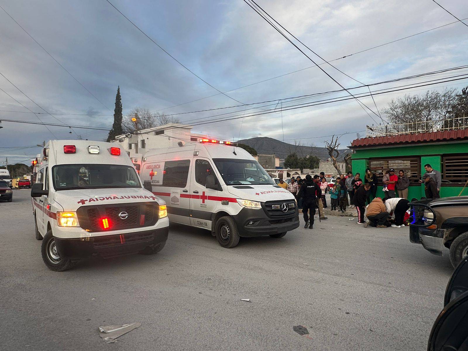 Se accidenta pareja en su moto; están graves