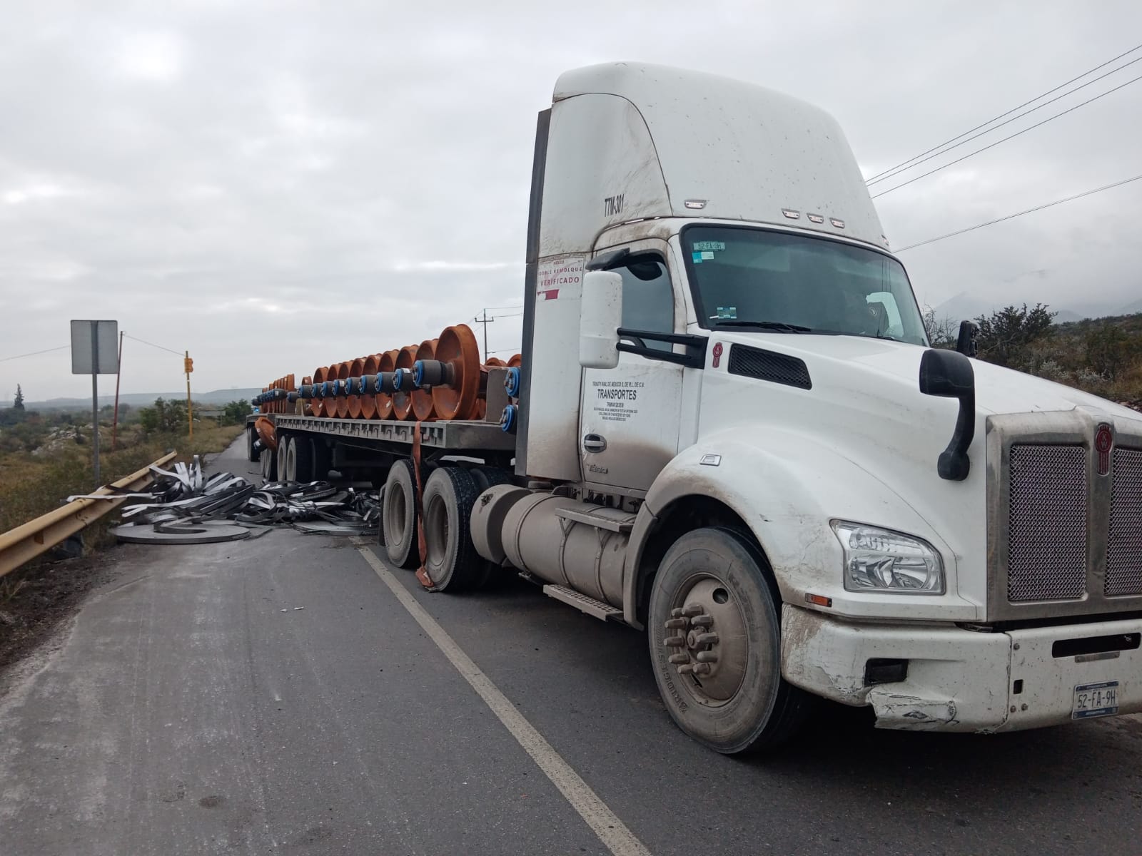 Se desprende carga de 2 tractocamiones