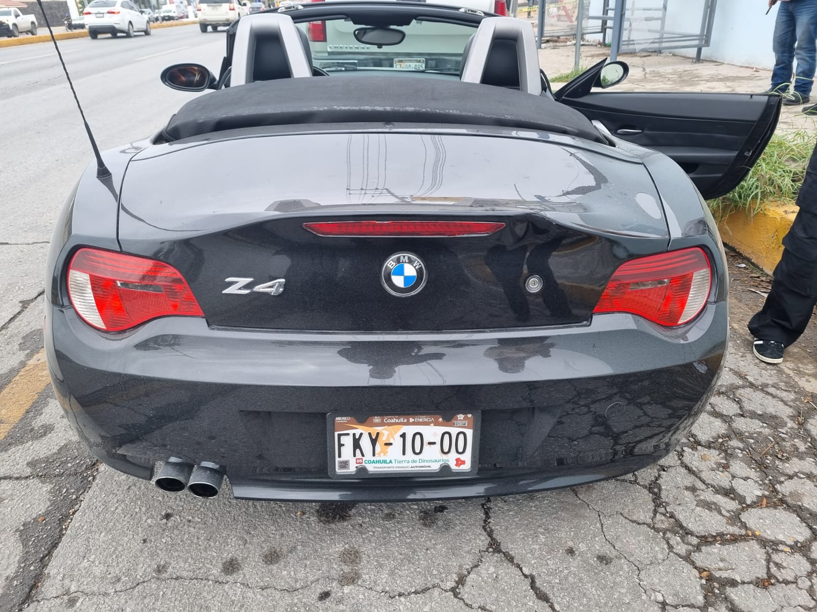 Impacta camioneta por alcance un BMW