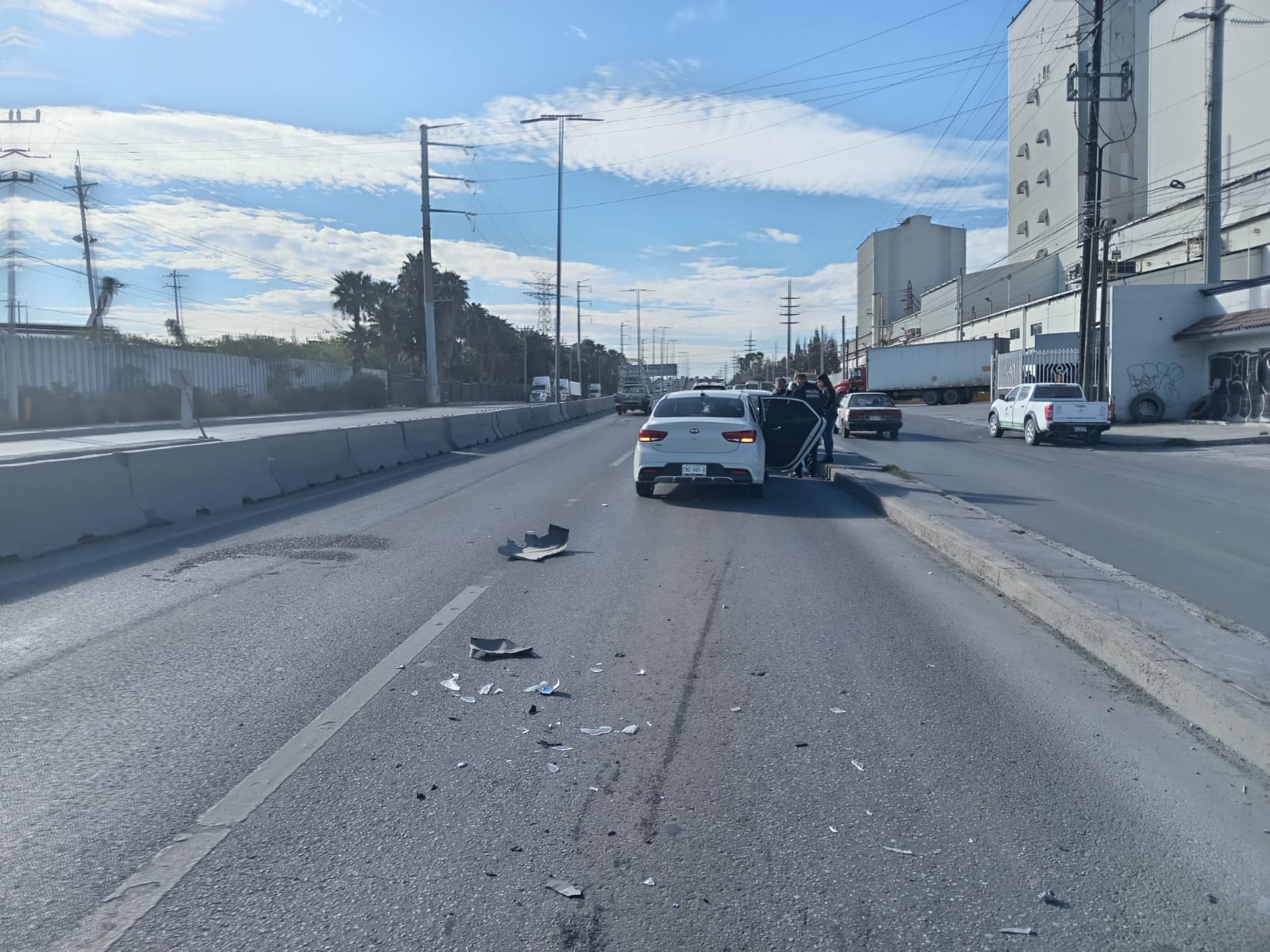 Alcanza vehículo Versa a Kía en puente del Pape