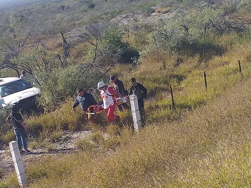 Vuelca camioneta con 7 tripulantes
