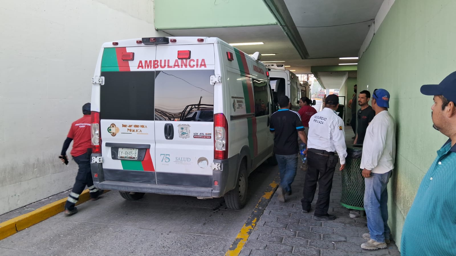 El colmo; retiene IMSS camillas de rescatistas