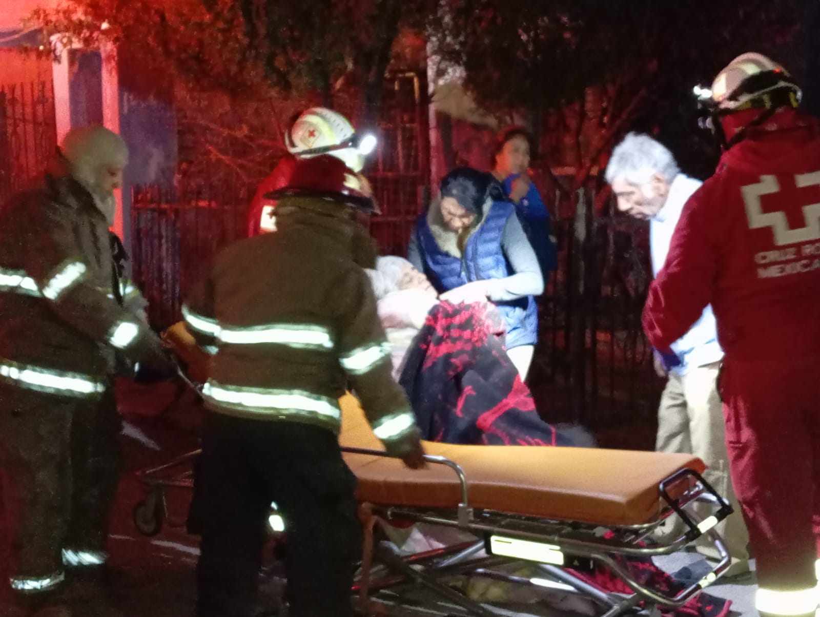 Rescatan vecinos a mujer de incendio