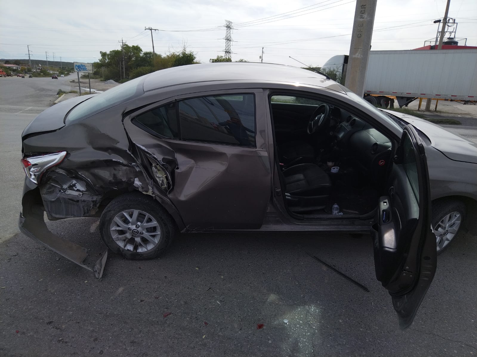 Se atraviesa camión y provoca accidente