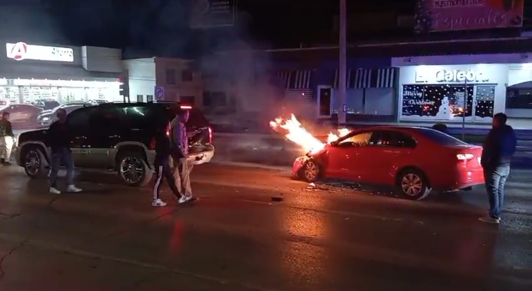 Ebrio y dormilón Impacta su vehículo contra camioneta Ford Expedition