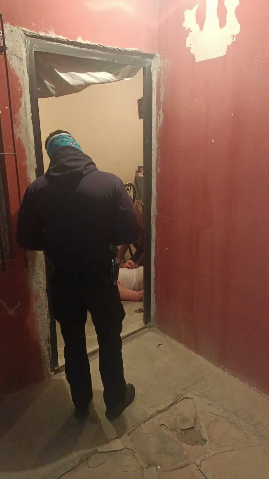Madre salva a joven de morir
