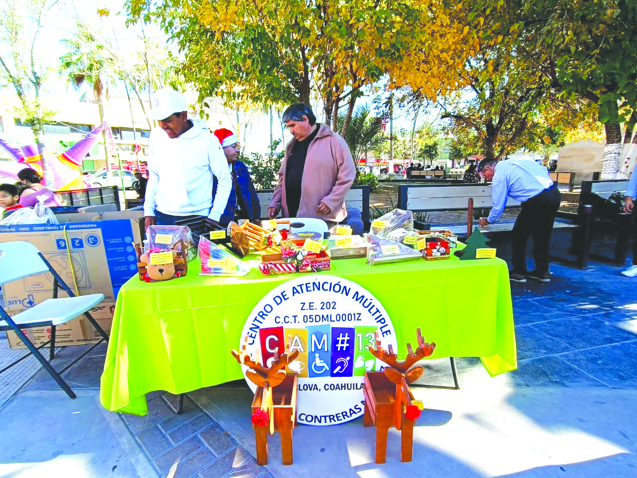 Venden productos de estudiantes del CAM