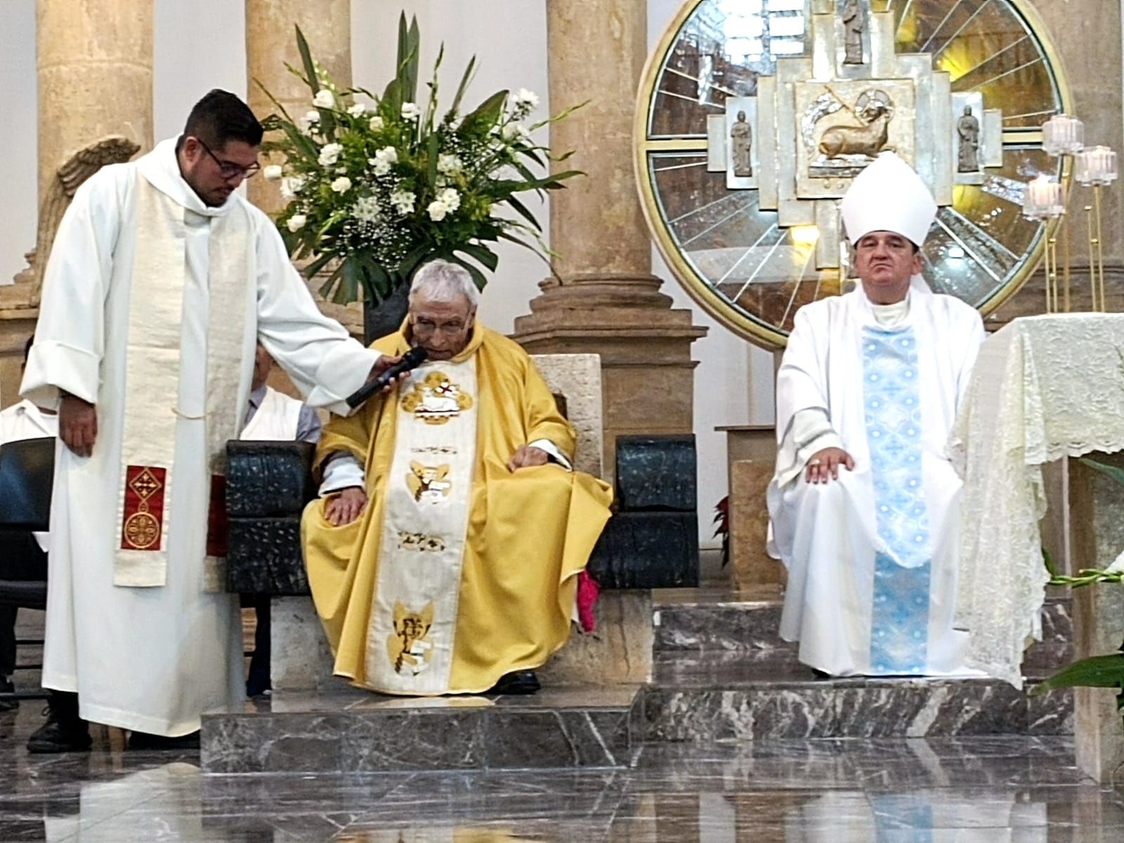 Dedican misa en honor de Monseñor Almaraz