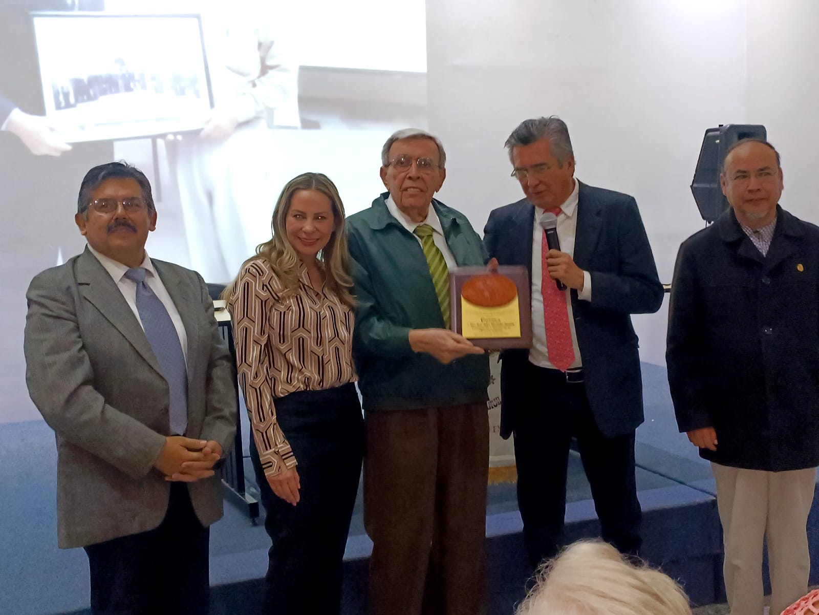 Otorgan presea a Juan Blackaller